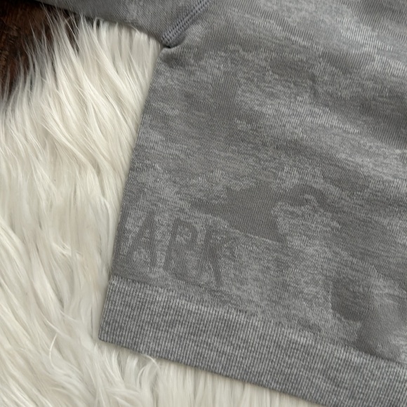 ✨GYMSHARK | OG Camo Crop Top | Grey | Size L - Picture 8 of 10